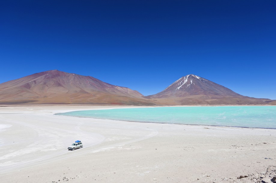 Laguna Verde, no Salar do Uyuni, na Bolívia, quase fronteira com o Chile, com o vulcão Licancabur ao fundo