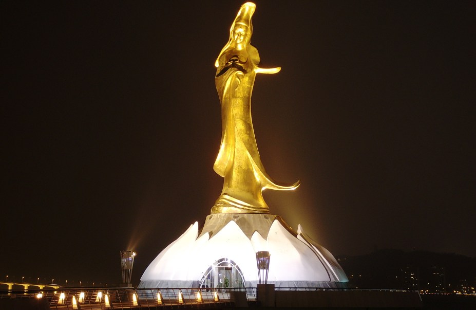 Estátua da deusa da misericórdia, no Templo Kun Iam.