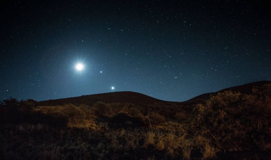 <strong>3. Mauna Kea, <a href="https://viajeaqui.abril.com.br/cidades/estados-unidos-honolulu" rel="Havaí" target="_blank">Havaí</a>, <a href="https://viajeaqui.abril.com.br/paises/estados-unidos" rel="Estados Unidos" target="_blank">Estados Unidos</a></strong>        Um sonho para os astrônomos, o Havaí conta com um centro de visitantes localizado a cerca de 2.800 metros acima do nível do mar, no vulcão adormecido Mauna Kea. Ao invadir os níveis quase inexistentes de poluição luminosa, baixa umidade e elevação acima das nuvens, 11 países instalaram 13 telescópios no local. Junte-se a um programa noturno de observação de estrelas que começa com uma exibição de First Light, um documentário sobre a história astronômica do vulcão (das 18h às 22h), ou sente-se em uma das muitas praias de lava (tente o Carlsmith Beach Park em Hilo) para observar a grande variedade de estrelas        <a href="https://viajeaqui.abril.com.br/materias/aloha-cenas-do-havai" rel="Aloha! Fotos das cenas de natureza exuberante do Havaí" target="_blank">+ Aloha! Fotos das cenas de natureza exuberante do Havaí</a>