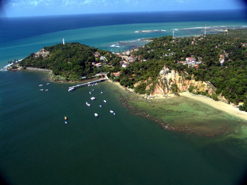 A pacata vila de 20 anos atrás deu lugar a pousadas, restaurantes, lojas e vida noturna agitada. Hoje Morro de São Paulo na Bahia é muito procurada por turistas, mas continua oferecendo tranquilidade em suas belas praias