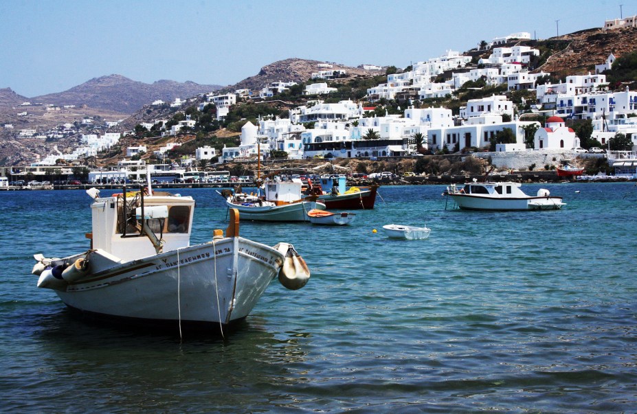 Barcos ancorados na baía de Mykonos