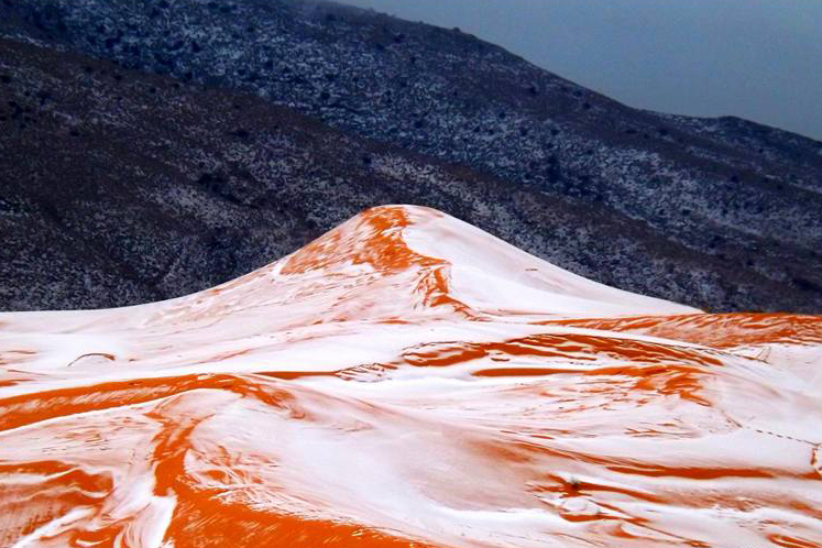 Neve no deserto do Saara, na Argélia Neve no deserto do Saara, na Argélia