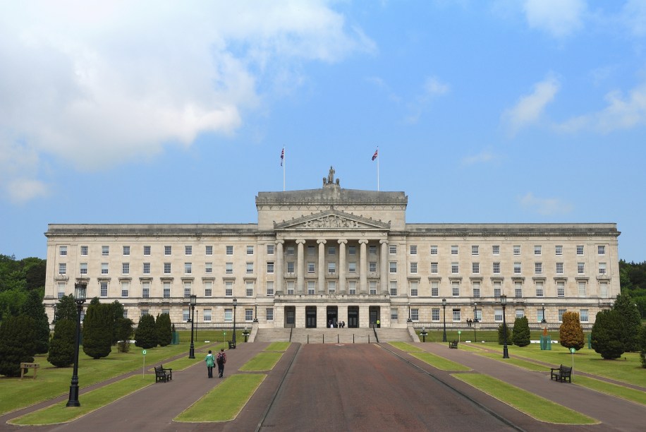 O Palácio do Parlamento, lar da Assembleia da <a href="https://viajeaqui.abril.com.br/paises/irlanda-do-norte" rel="Irlanda do Norte">Irlanda do Norte</a>, é rodeado por um imenso jardim. As visitas guiadas duram entre 30 e 45 minutos