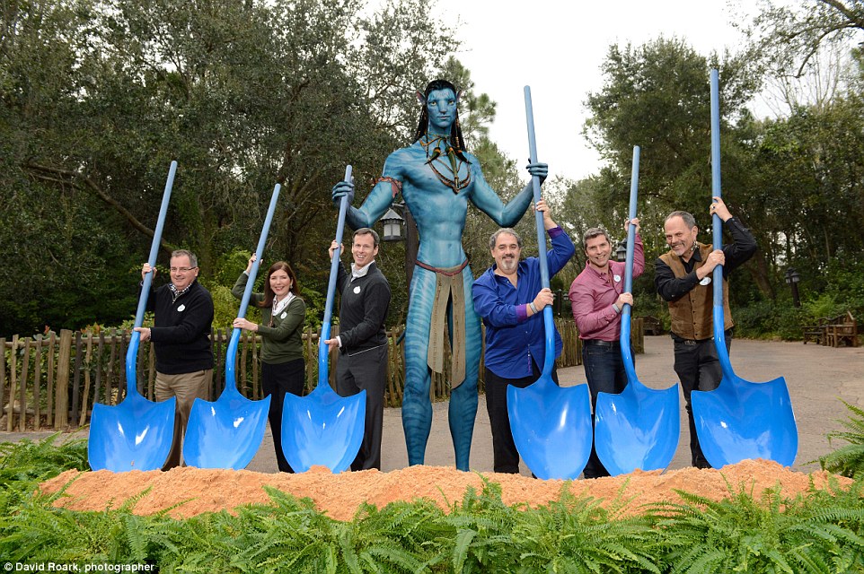 O planeta Pandora está em construção; na foto, os figurões da Disney posam no canteiro de obras da área inspirada no filme de James Cameron