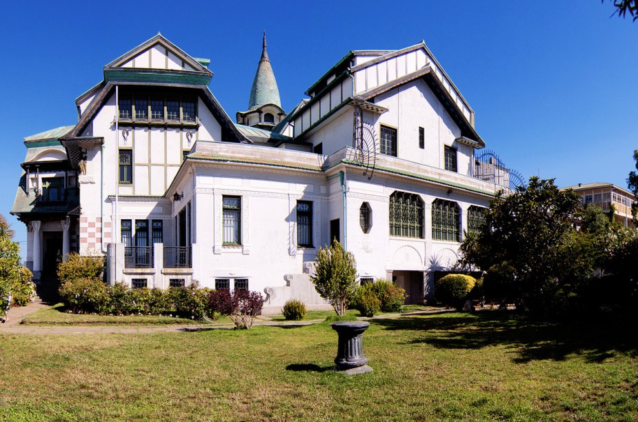 O Palácio Baburizza está fechado por tempo indeterminado desde 1997 - a casa está muito deteriorada. Entretanto, ainda é possível se encantar com os detalhes da fachada que fica no Paseo Yugoslavo, no Cerro Alegre