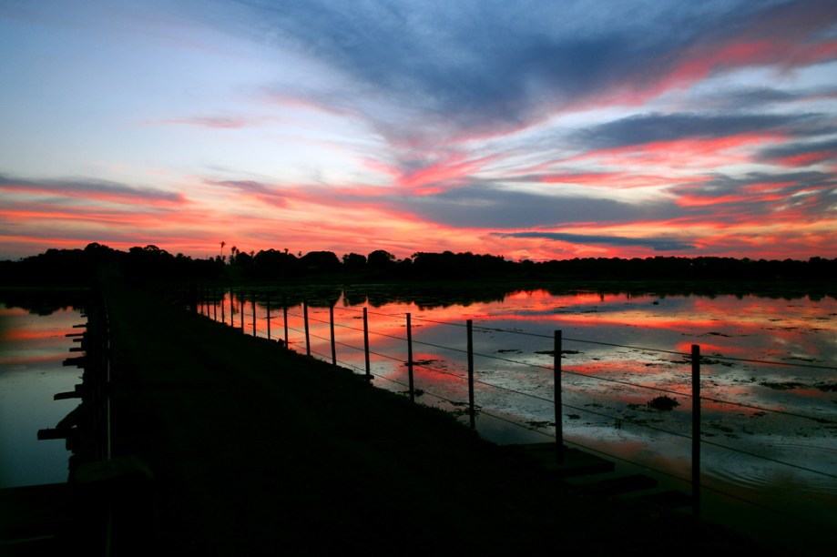 Pôr do sol no Refúgio Ecológico Caiman, em Miranda (MS)