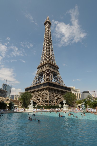 O Hotel Paris, em Las Vegas, conta com uma réplica da Torre Eiffel que enfeita a fachada do local