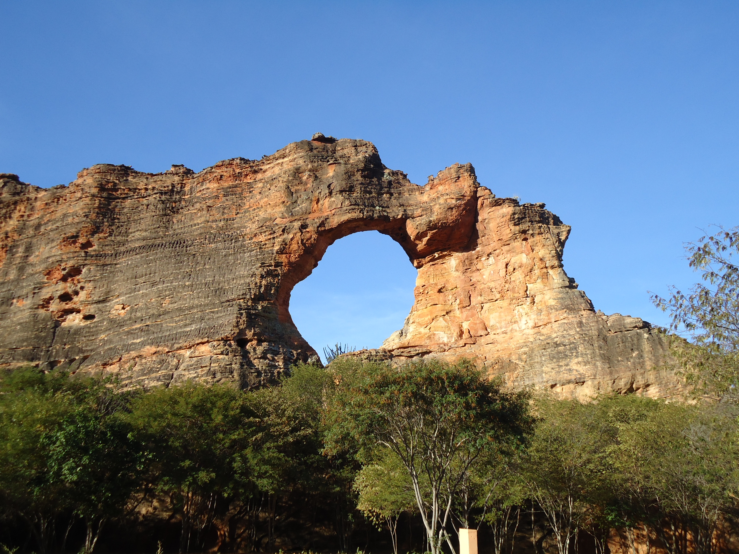 pedra-furada-serra_da_capivara_-_piaui.jpeg