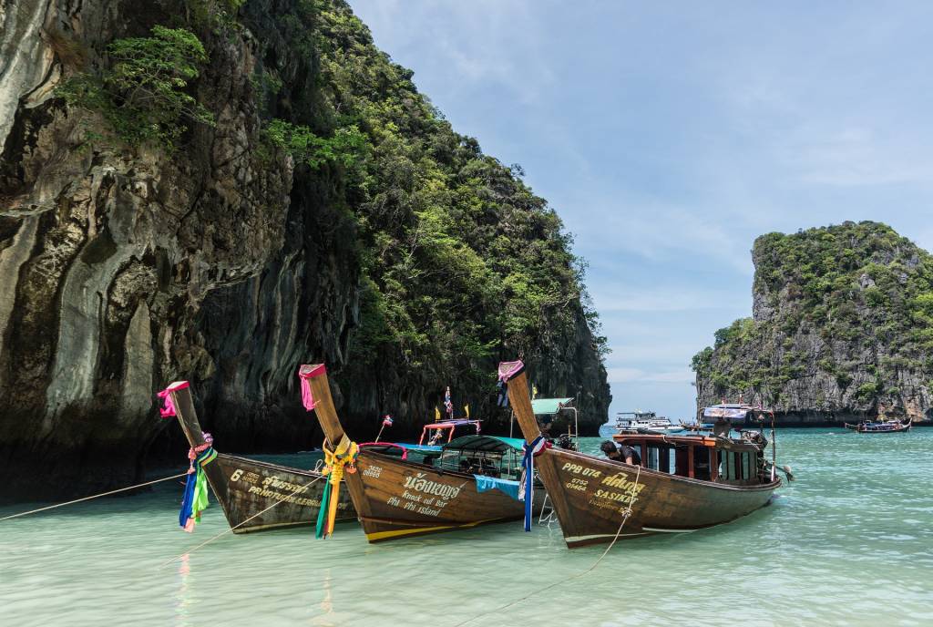 Anota aí: os lindos e clássicos long tail boats da Tailândia NÃO são para longas travessias