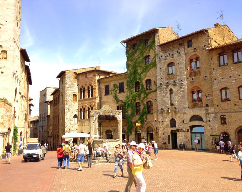 A cisterna, localizada no meio da praça de formato triangular, foi construída em 1287; nesta época, a praça funcionava como um mercado a céu aberto