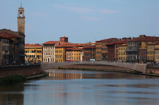 O rio Arno trouxe prosperidade para Pisa, mas também foi motivo para sua decadência. Os sendimentos trazidos por suas águas levaram o litoral para longe e inutilizou o seu porto O rio Arno trouxe prosperidade para Pisa, mas também foi motivo para sua decadência. Os sendimentos trazidos por suas águas levaram o litoral para longe e inutilizou o seu porto