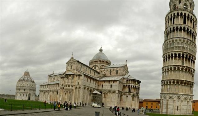 O Piazza dei Miracoli é composto por quatro elemento. Da esquerda para a direita: o batistério, o duomo e o campanário, mais conhecida como Torre de Pisa. O quarto componente, o cemitério Camposanto, fica paralelo a estes edifícios O Piazza dei Miracoli é composto por quatro elemento. Da esquerda para a direita: o batistério, o duomo e o campanário, mais conhecida como Torre de Pisa. O quarto componente, o cemitério Camposanto, fica paralelo a estes edifícios