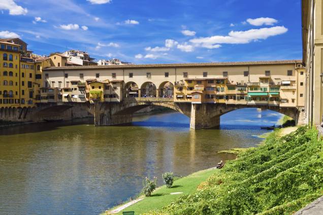 Construída em 1345, no início a construção abrigou lojas de peixeiros e açougueiros. Ao fim do século 16, depois de resolvido o problema de poluição do Rio Arno, o grão-duque Fernando I expulsou os ocupantes e alugou o espaço para ourives e joalheiros Construída em 1345, no início a construção abrigou lojas de peixeiros e açougueiros. Ao fim do século 16, depois de resolvido o problema de poluição do Rio Arno, o grão-duque Fernando I expulsou os ocupantes e alugou o espaço para ourives e joalheiros