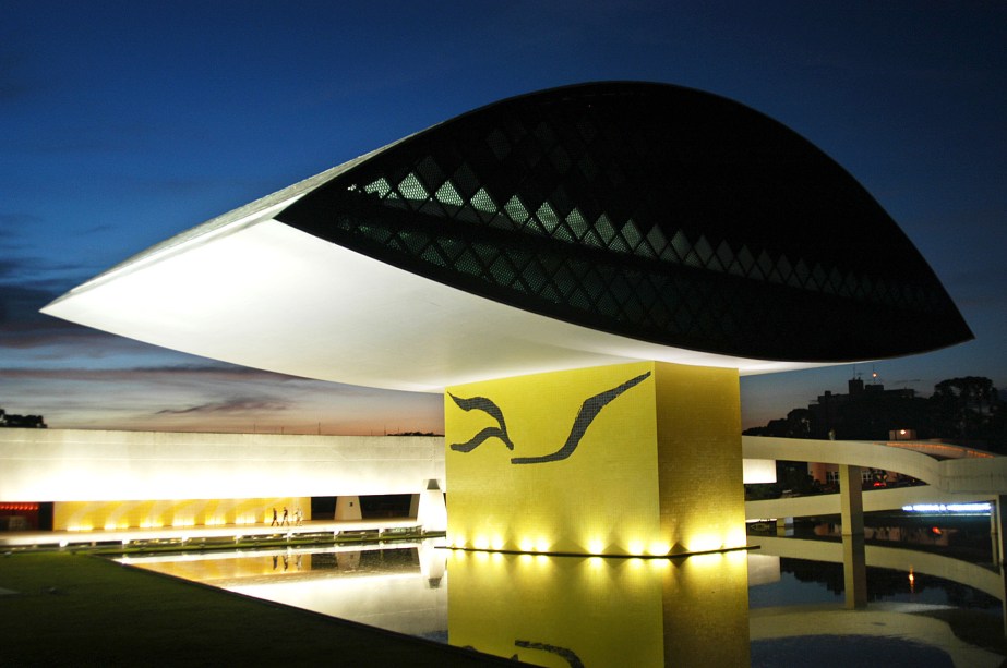 <strong>14. <a href="https://viajeaqui.abril.com.br/estabelecimentos/br-pr-curitiba-atracao-museu-oscar-niemeyer" target="_self">Museu Oscar Niemeyer</a>, <a href="https://viajeaqui.abril.com.br/cidades/br-pr-curitiba" target="_self">Curitiba</a>, <a href="https://viajeaqui.abril.com.br/estados/br-parana" target="_self">Paraná</a></strong> Popularmente conhecido como "Museu do Olho", o prédio é dedicado a mostras de artes visuais, arquitetura e design. Seu acervo fixo tem obras de nomes como Tarsila do Amaral, Cândido Portinari, Andy Warhol e Di Cavalcanti