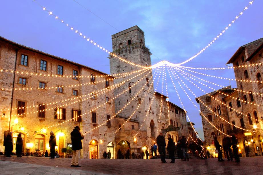 Entre os edifícios de destaque no centro histórico de San Gimignano está o Duomo, igreja românica do século 12, conhecida também por abrigar um belo acervo de obras de arte, que passa pelas esculturas de madeira de Jacopo della Quercia e pelos afrescos de Benozzo Gozzoli