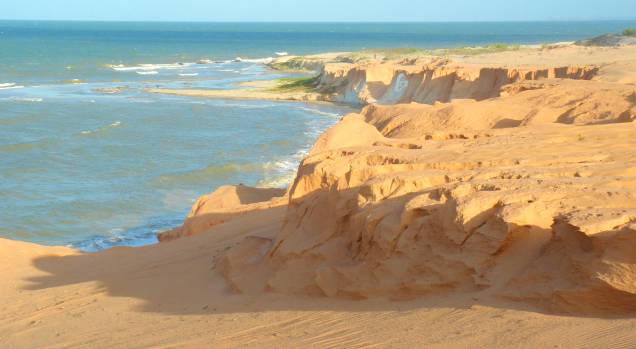 O conjunto formado por mar esverdeado, falésias e dunas é a maior beleza do distrito, a 180 quilômetros de Fortaleza O conjunto formado por mar esverdeado, falésias e dunas é a maior beleza do distrito, a 180 quilômetros de Fortaleza