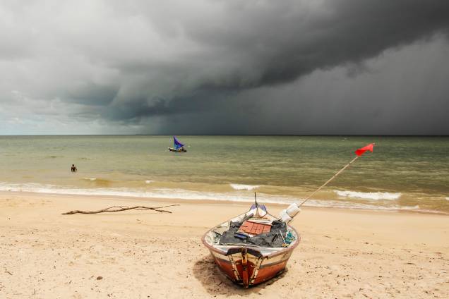 Pescadores tentam garantir a pesca do dia enquanto a chuva aproxima-se à praia de Joanes, na Ilha de Marajó, no Pará Pescadores tentam garantir a pesca do dia enquanto a chuva aproxima-se à praia de Joanes, na Ilha de Marajó, no Pará