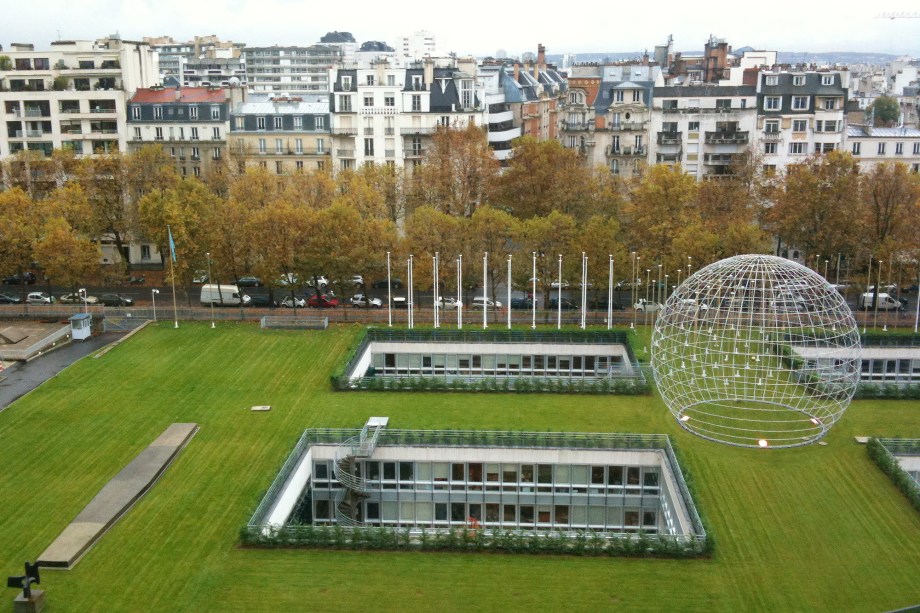 A sede da Unesco é um dos escassos porém importantes exemplos da arquitetura moderna em Paris. A visita pede hora marcada pelo site mas é imperdível para os amantes de boa arte e arquitetura. Lá dentro, além de conhecer a sede de uma das organizações mais importantes do mundo, você terá a chance de ver obras inéditas, passando por Picasso, Joan Miró, Erik Reitzel e mostras temporárias de arte contemporânea.