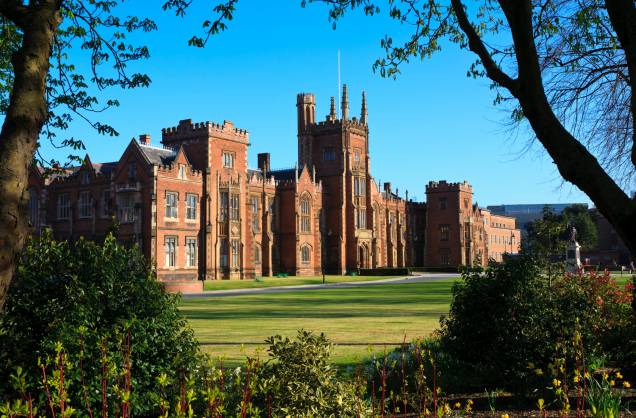 Pública, a Queens University of Belfast é a principal universidade da capital da <a href="https://viajeaqui.abril.com.br/paises/irlanda-do-norte" rel="Irlanda do Norte">Irlanda do Norte</a>. O belo campus é aberto a visitações Pública, a Queens University of Belfast é a principal universidade da capital da <a href="https://viajeaqui.abril.com.br/paises/irlanda-do-norte" rel="Irlanda do Norte">Irlanda do Norte</a>. O belo campus é aberto a visitações