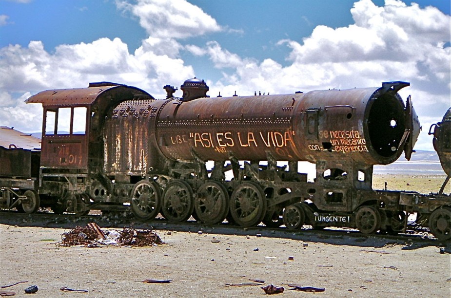 Uma das primeiras paradas do passeio pelo Salar de Uyuni é o cemitério de trens, na saída de Uyuni