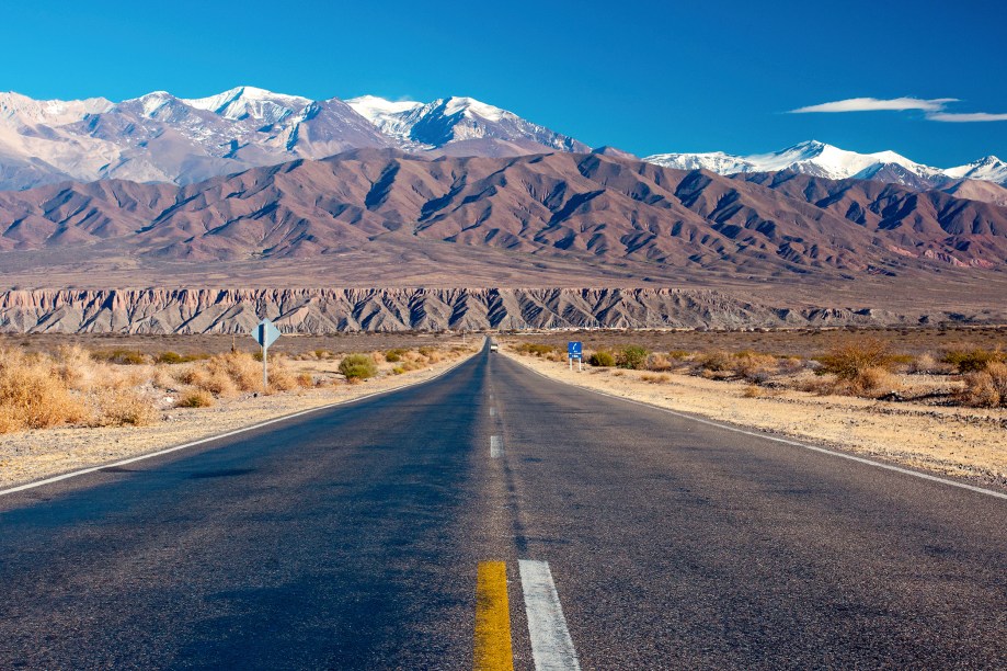 Em Salta, cidade mais turística do norte da Argentina, vale a pena alugar um carro e viajar pelas estradas da região para conhecer as vinícolas e explorar as vilas à beira da Cordilheira dos Andes