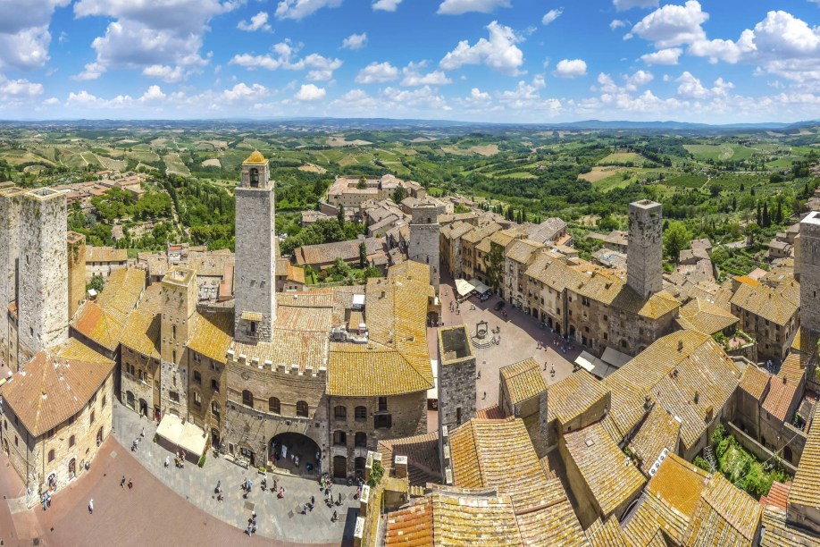 Uma das atrações mais encantadoras de San Gimignano é a Piazza della Cisterna, em formato triangular e cercada por casas e torres medievais