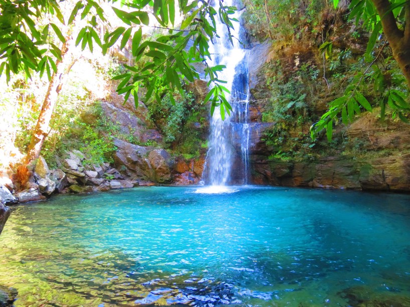 Não é ilusão: a água da cachoeira da Santa Bárbara, em <a href="https://viajeaqui.abril.com.br/cidades/br-go-alto-paraiso-de-goias" rel="Alto Paraíso de Goiás" target="_blank">Alto Paraíso de Goiás</a>, na Chapada dos Veadeiros (GO), é dessa cor mesmo