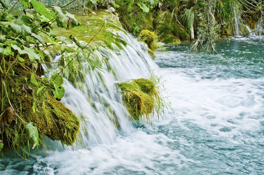 O Parque Nacional dos Lagos de Plitvice está localizado a 150 quilômetros de Zagreb, a capital da Croácia