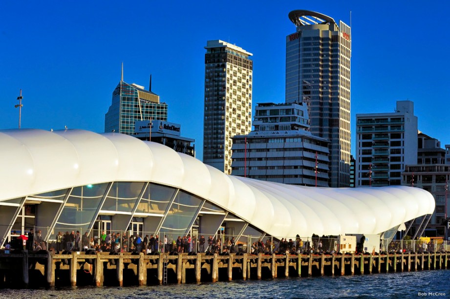 Grande e populosa, <a href="https://viajeaqui.abril.com.br/cidades/nova-zelandia-auckland" rel="Auckland" target="_blank">Auckland</a>, na <a href="https://viajeaqui.abril.com.br/paises/nova-zelandia" rel="Nova Zelândia" target="_blank">Nova Zelândia</a>, tem praias perfeitas para o surfe, baías tranquilas, bairros charmosos e está a um pulo de excelentes vinícolas do país. Na foto, The Cloud, no Queens Wharf