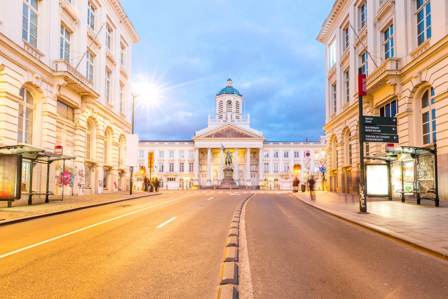 No centro de Bruxelas, a capital belga, está a Praça Real, com seus imponentes edifícios histórico, de arquitetura refinada