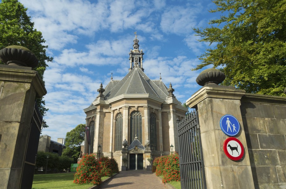 A Nieuwe Kerk, ou simplesmente New Church, foi construída em 1649 e finalizada sete anos depois. Em 1969, a igreja foi fechada para restauração e reabriu como uma importante casa de eventos