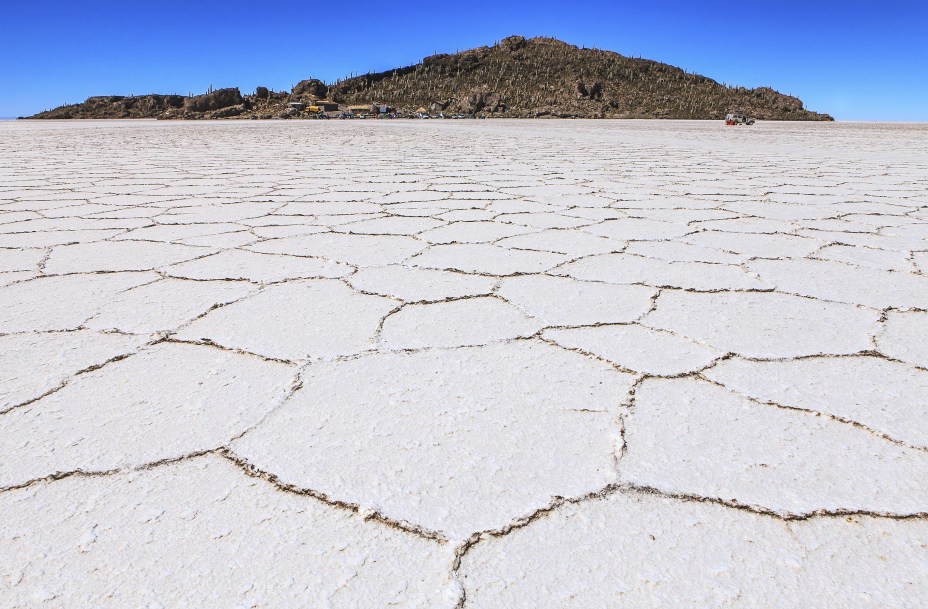 O Salar de Uyuni e a Isla del Pescado, ao fundo; as ilhas são povoadas por cactos antigos e provam que o lugar já foi, mesmo, um mar