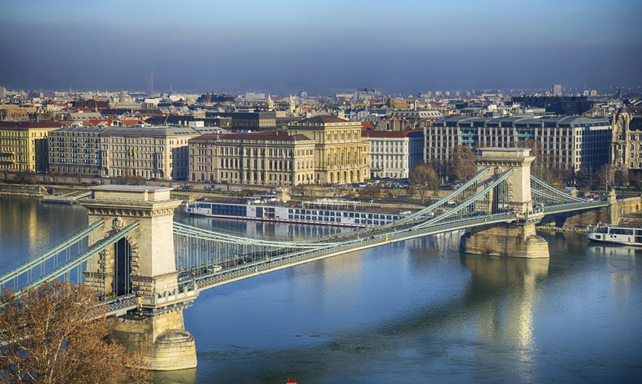 Visão aérea do The Royal Palace, em Bucareste, Romênia. A praça na qual a construção se localiza, e que hoje abriga o Parlamento, é frequentada por skatistas à noite. 