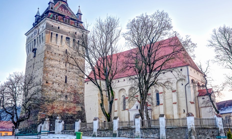 O cenário da primavera na Basílica de Saschiz, uma das construções fortificadas da Transilvânia, Romênia