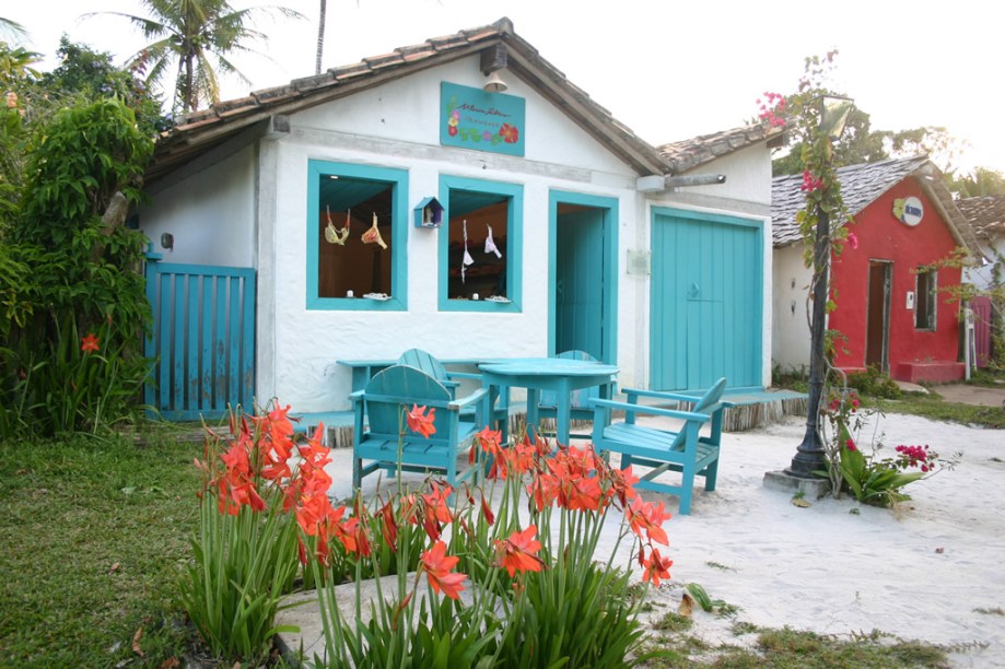 Lojas, galerias de arte e pousadas habitam as casinhas coloridas do Quadrado, local que reserva todo o charme de Trancoso