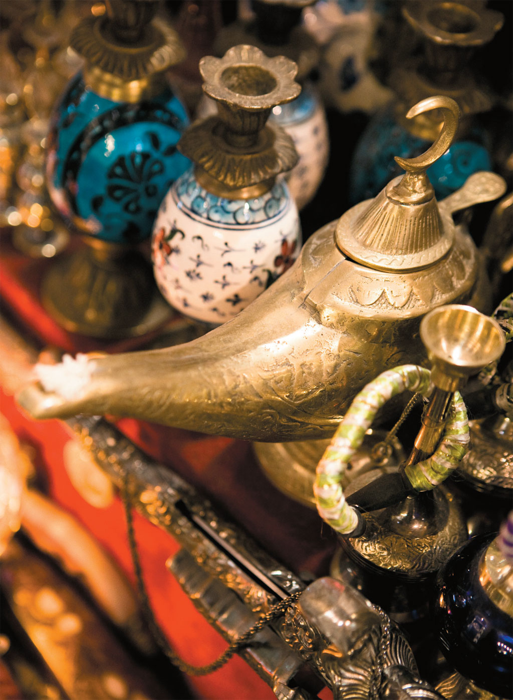 Bules e narguilés à venda no Grande Bazar, em Istambul, na Turquia Bules e narguilés à venda no Grande Bazar, em Istambul, na Turquia