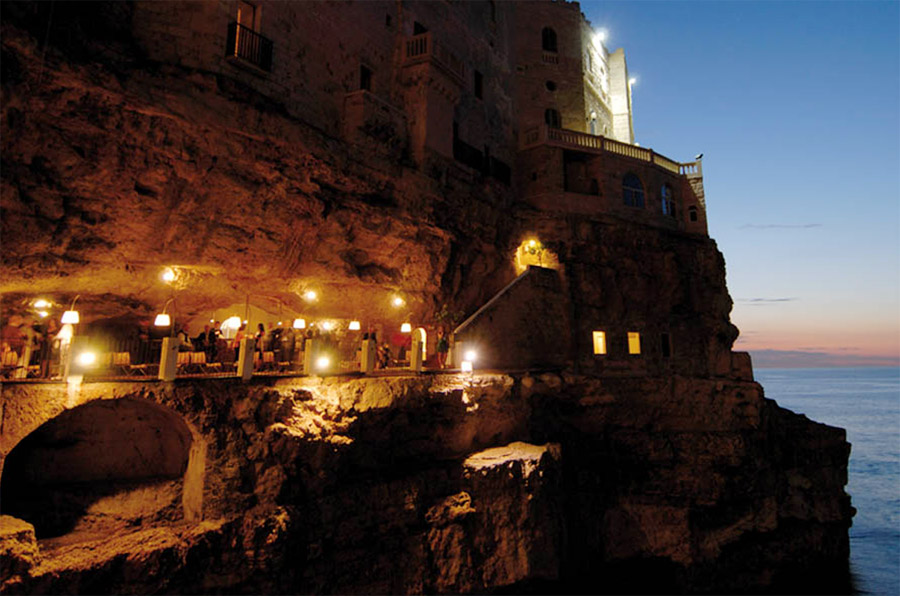 O restaurante Grotta Palazzese só abre durante os meses mais quentes do ano, de maio a outubro, e oferece um menu italiano de massas, peixes e frutos do mar