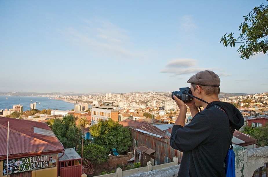 Turistas aproveitam a vista do Paseo 21 de mayo para fotografar a cidade de Valparaíso do alto - na ruazinha, existem várias bancas que vendem artesanato para turistas