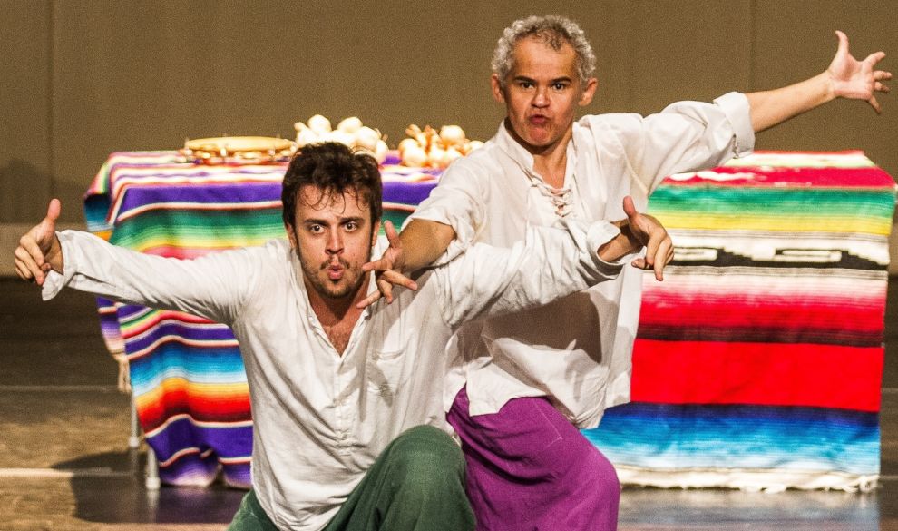 Victor Mendes e Gero Camilo no espetáculo Caminham Nus Empoeirados
