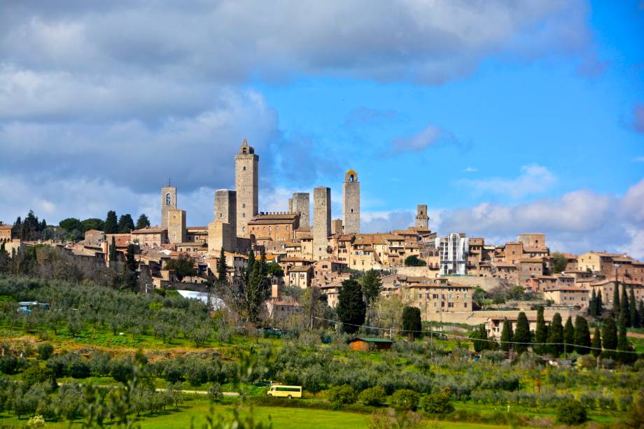 Desenvolvida desde o século 10 sobre um monte de 334 metros de altura, com imbatível vista para o Vale de Elsa, a vila de San Giminiano é uma das preciosidades da Toscana, na <a href="https://viajeaqui.abril.com.br/paises/italia" rel="Itália" target="_blank">Itália</a>                        <a href="https://viajeaqui.abril.com.br/materias/fotos-de-toscana-italia-sol-de-verao" rel="+ Um roteiro de vinhos, história e arte pela Toscana, na Itália" target="_blank">+ Um roteiro de vinhos, história e arte pela Toscana, na Itália</a>                        <a href="https://viajeaqui.abril.com.br/materias/fotos-de-vilas-medievais-da-italia" rel="+ As 15 vilas medievais mais charmosas (e minúsculas) da Itália" target="_blank">+ As 15 vilas medievais mais charmosas (e minúsculas) da Itália</a>