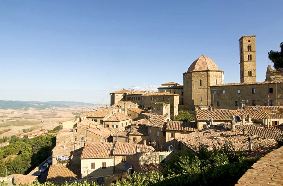 Volterra sempre foi um lugar bonito, mas praticamente esquecido pelos turistas que visitavam a Itália. Professores alemães e apreciadores de vinho eram basicamente o público-alvo do local, até que, de uma hora para outra, a região localizada na Toscana se viu invadida por adolescentes histéricas – as fãs da saga de <strong>Crepúsculo</strong>, best-seller teen escrito por Stephenie Meyer. No livro Lua Nova, Volterra ela é o lar dos temidos Volturi - algo como uma “família real” de vampiros muito poderosos