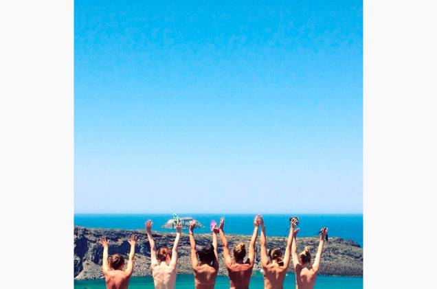<a href="https://instagram.com/the_topless_tour" rel="@the_topless_tour" target="_blank"><strong>@the_topless_tour</strong></a> Turistas belgas tiraram uma foto para o #TheToplessTour em Santorini, na Grécia <a href="https://instagram.com/the_topless_tour" rel="@the_topless_tour" target="_blank"><strong>@the_topless_tour</strong></a> Turistas belgas tiraram uma foto para o #TheToplessTour em Santorini, na Grécia