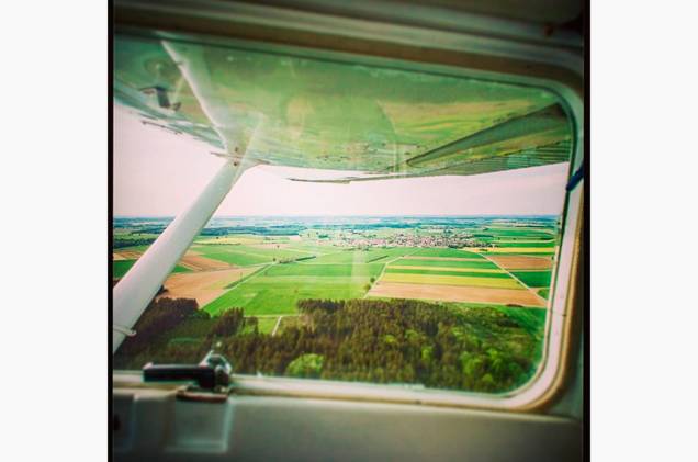 <a href="https://instagram.com/bkindler" rel="@bkindler " target="_blank"><strong>@bkindler </strong></a> O piloto Björn Kindler literalmente registra suas viagens. Ele não tem medo de manusear a câmera nas alturas, enquanto pilota. Além de cliques do alto, ele também tira belas fotos (terrestres) dos destinos por onde passa. <a href="https://instagram.com/bkindler" rel="@bkindler " target="_blank"><strong>@bkindler </strong></a> O piloto Björn Kindler literalmente registra suas viagens. Ele não tem medo de manusear a câmera nas alturas, enquanto pilota. Além de cliques do alto, ele também tira belas fotos (terrestres) dos destinos por onde passa.
