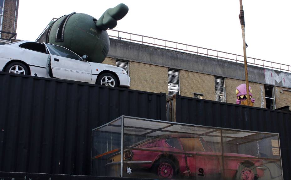 <strong>16. Instalação aproveitadora</strong>Com toda essa ‘euforia lucrativa’ sobre a arte de rua britânica, há também um outro ponto polêmico. Os artistas que estão começando a se estabelecer no mercado e na rua "aproveitam" obras já reconhecidas para fazer os seus trabalhos. Ou seja, muitos deles fazem intervenções e/ ou pintam por cima. É o caso dessa instalação, que foi pintada na vidraça sobre uma arte do Bansky, que hoje já não pode ser vista. Isso, de certa forma, comprova o quanto a arte de rua é contemporânea e mutável como as cidades e corre ao lado dos acontecimentos da sociedade atual