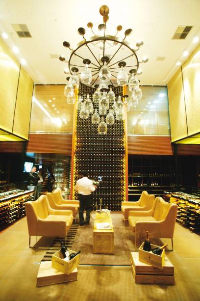 <strong><a href="https://viajeaqui.abril.com.br/estabelecimentos/br-sp-sao-paulo-restaurante-enoteca-decanter" rel="Enoteca Decanter" target="_self">Enoteca Decanter</a></strong> – <a href="https://viajeaqui.abril.com.br/cidades/br-sp-sao-paulo" rel="São Paulo" target="_self">São Paulo</a> (SP)<br />    <br />    Se não é um programa perfeito para ir a dois, afinal o wine bar da importadora é praticamente uma enorme mesa coletiva de madeira de demolição, poucos locais oferecem uma gama tão variada de vinhos em taça: são 50 rótulos que podem ser harmonizados com uma seleção de entradinhas (queijos e bruschettas). Quem preferir, também pode escolher entre os 1500 rótulos em garrafa da importadora<br />    <strong>Onde:</strong> Rua Joaquim Floriano, 838, Itaim Bibi – <strong>Tel.</strong> (11) 3702-2020<br />    <strong>Horário de funcionamento: </strong>segnda a sexta, das 13h às 22h<br />     