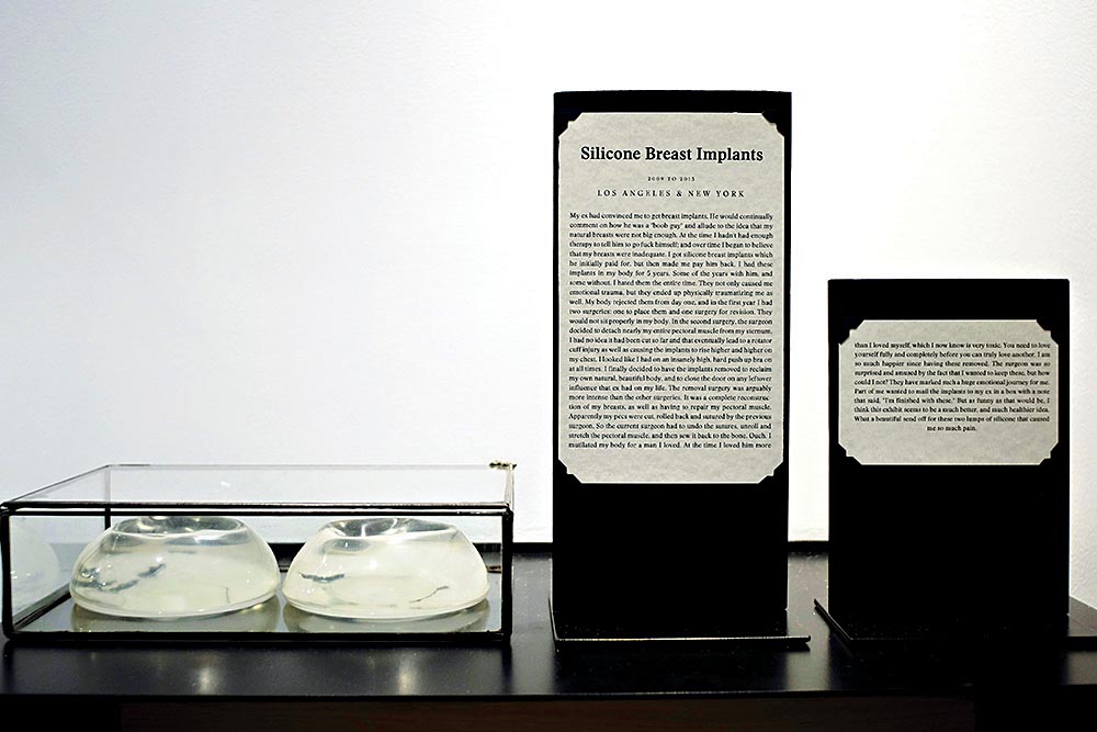 La Silicon Breasts, Museum of Broken Relationships, Los Angeles, Estados Unidos Uma caixa de vidro expõe duas bolsas de silicone. Ao lado, dois totens exibem uma explicação sobre a obra