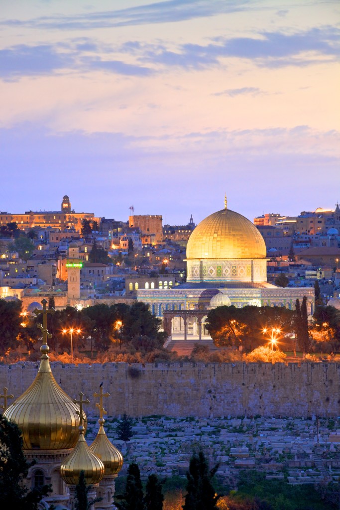 A Cidade Velha de Jerusalém a noite, vista do Monte das Oliveiras.