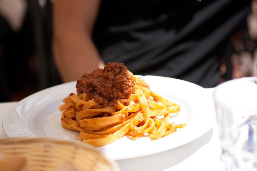 O típico tagliatelle al ragu, Bolonha, Itália