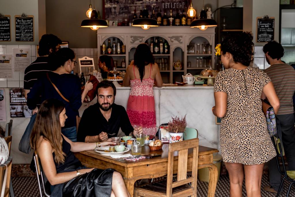 Ladrilho hidráulico e decoração retro: o salão do Café com Calma