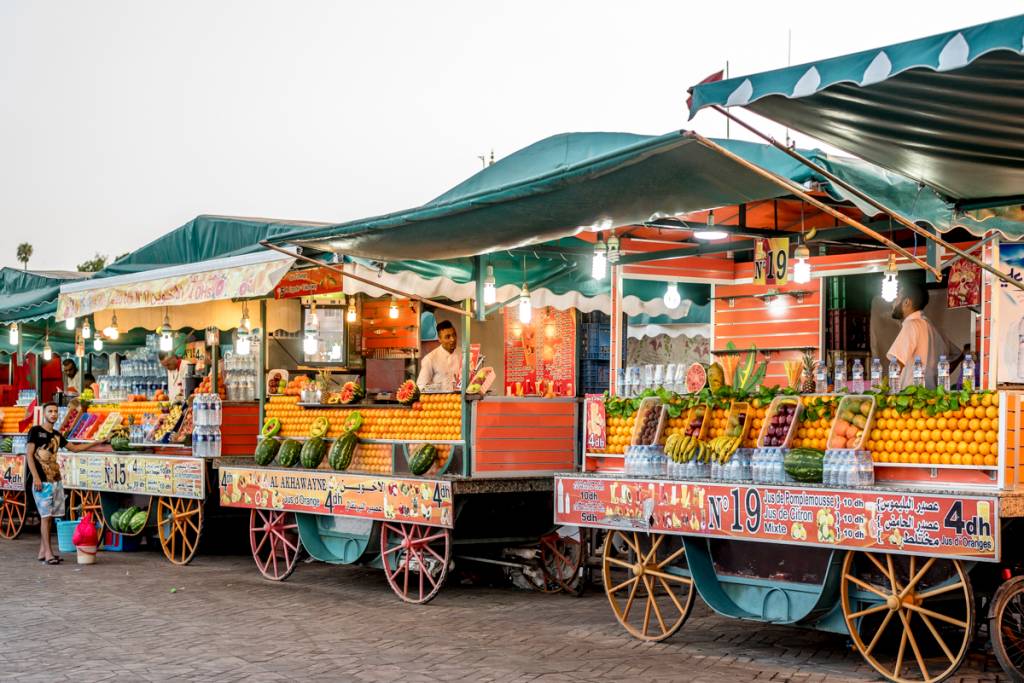 Vendedores de suco de laranja na Praça Jemaa-el-Fna: parece cenário